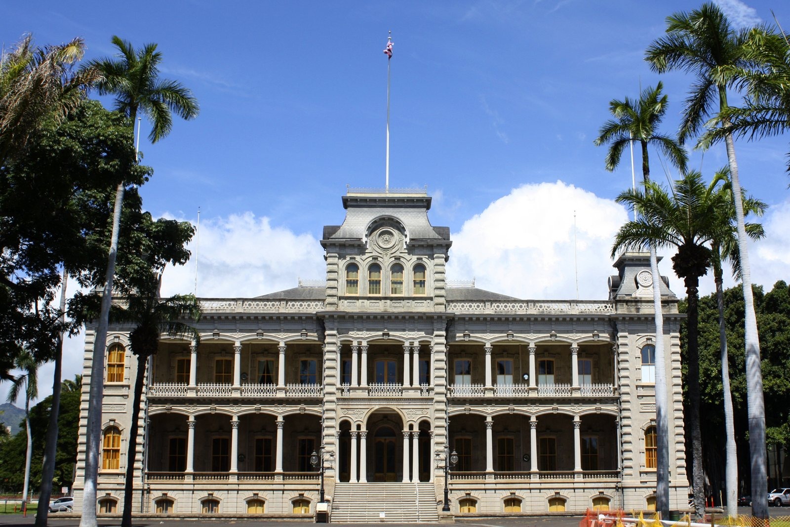 Honolulu — ʻIolani Palace, the Capitol District and Chinatown