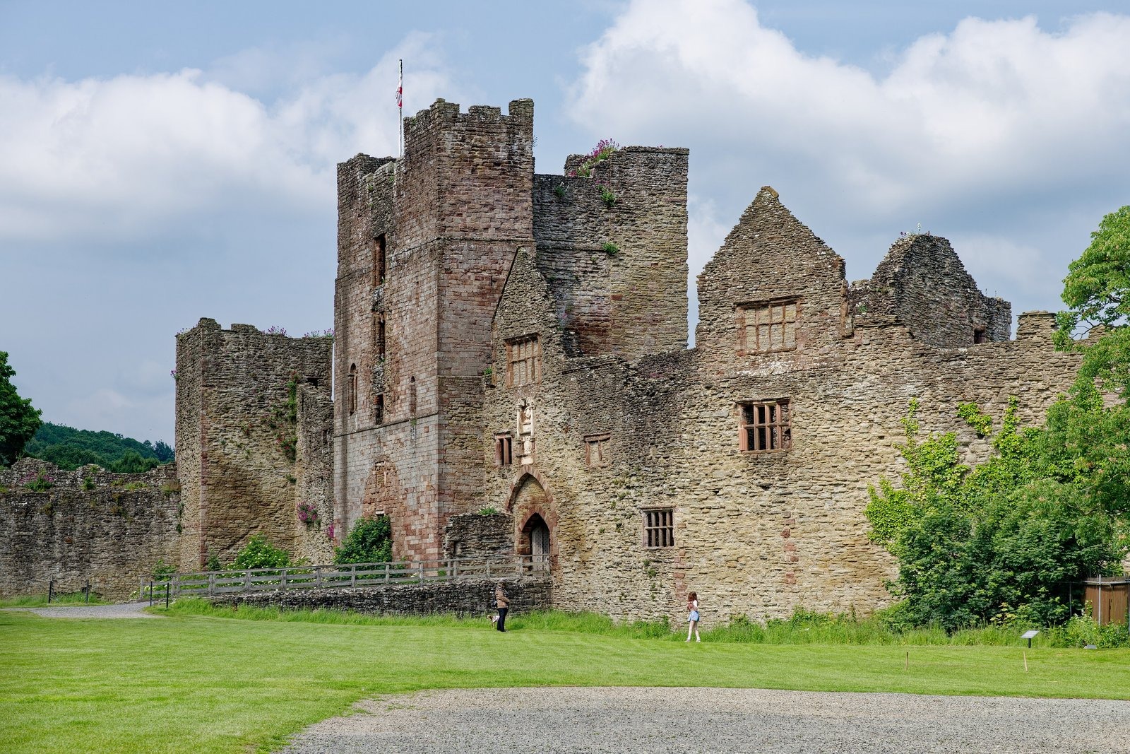 Ludlow — the Castle of the Marches, St Laurence's and the Planned Town