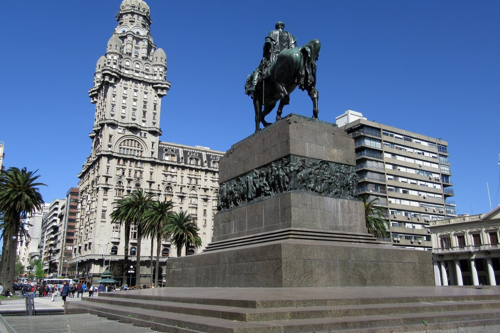 Montevideo — the Ciudad Vieja from the Port to Plaza Independencia