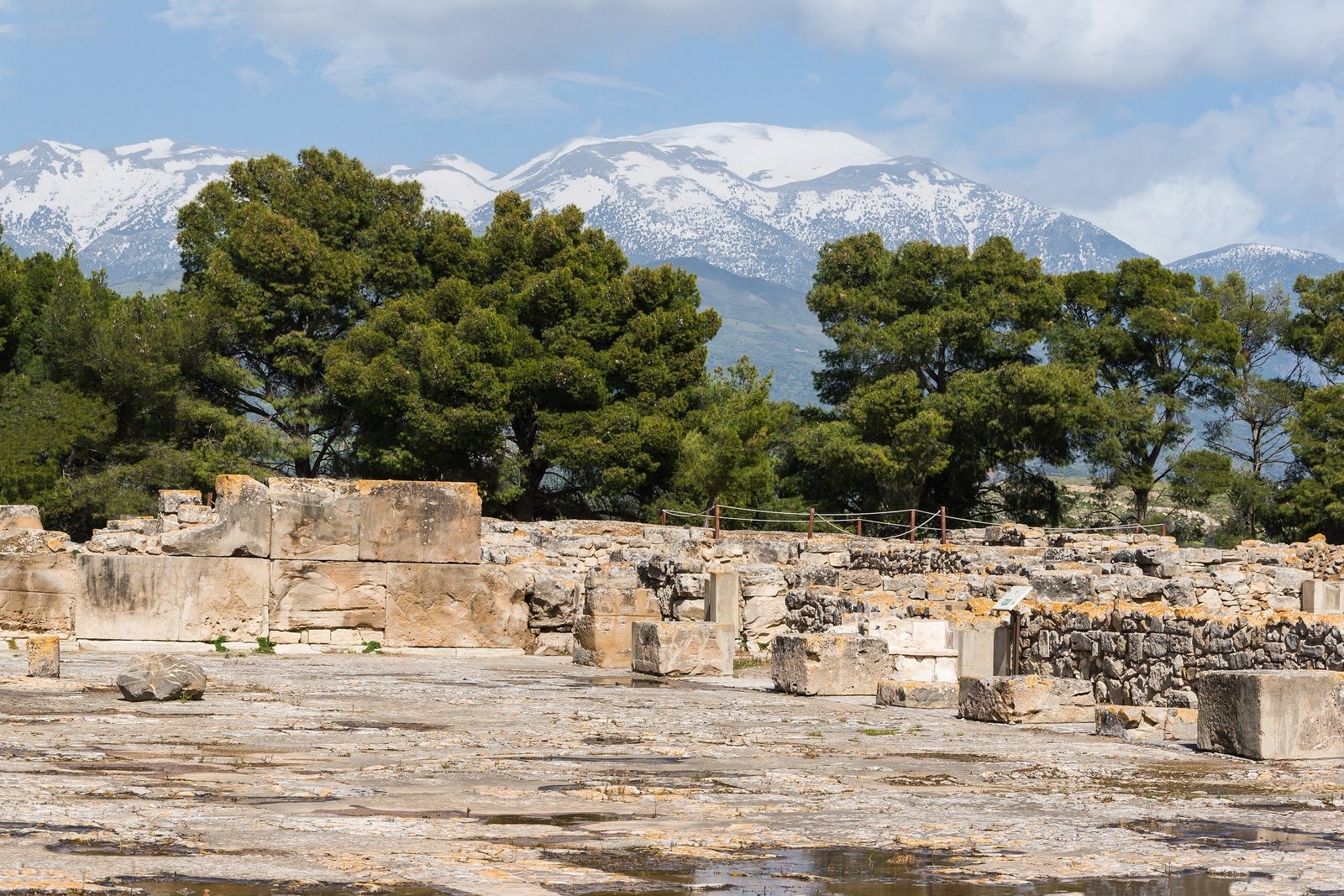 Phaistos and Agia Triada — the Palace Without Concrete