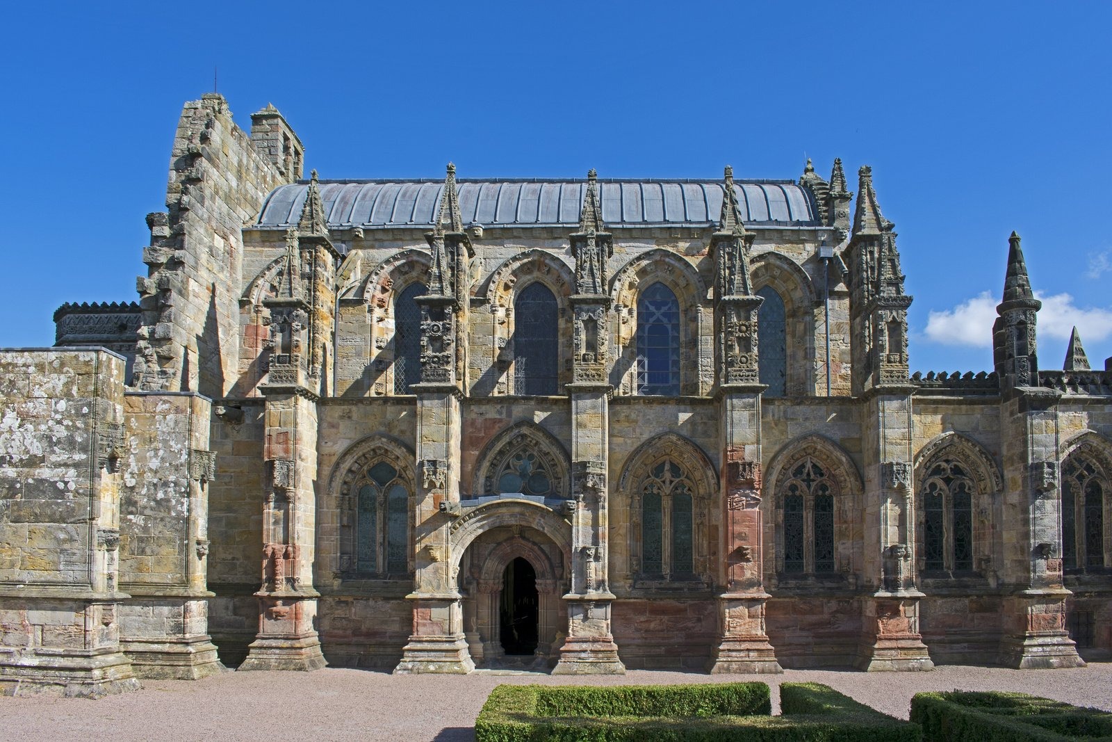 Rosslyn Chapel and Roslin Glen — the Carvings, the Sinclairs and the Castle